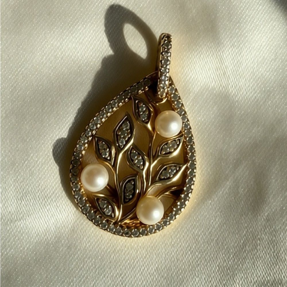 Vintage | Elegant Gold and Pearl Leaf Pendant